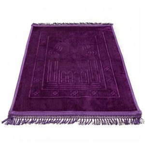 Tapis de prière islam en velours violet. Ce tapis a un motif gratté de mosquée et des franges