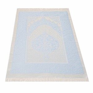 Un tapis de prière léger, bleu ciel avec de fin motifs couleur crème. Un tapis de préière élégant et facile à transporter.