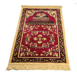 Tapis de prière rouge de style persan avec des ornements fleuris jaunes. Ce tapis de prière a également un motif de dôme de mosquée.