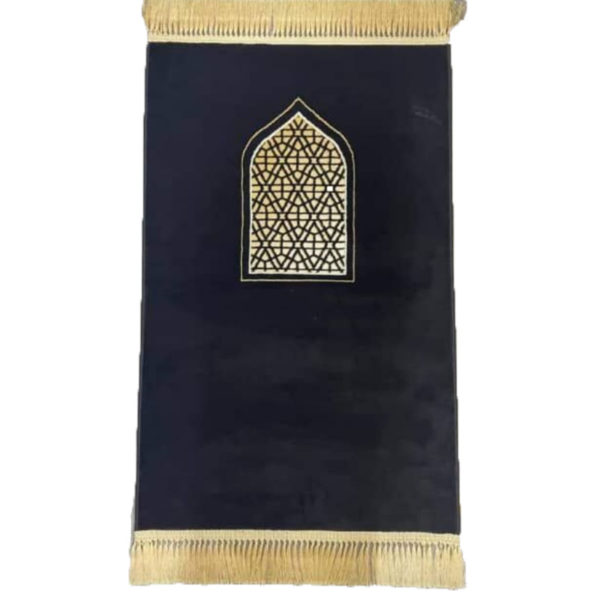 Un tapis de prière noir avec des franges dorées. Un motif dorée en forme de porte sur le haut du tapis. Le tapis est doux et antidérapant.
