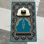 tapis de prière bleu de style persan avec un motif de la kaaba.