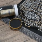 Coffret noir : tapis de prière et chapelet