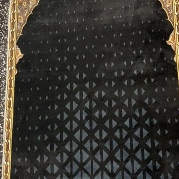 Tapis de prière noir et mosquée dorée
