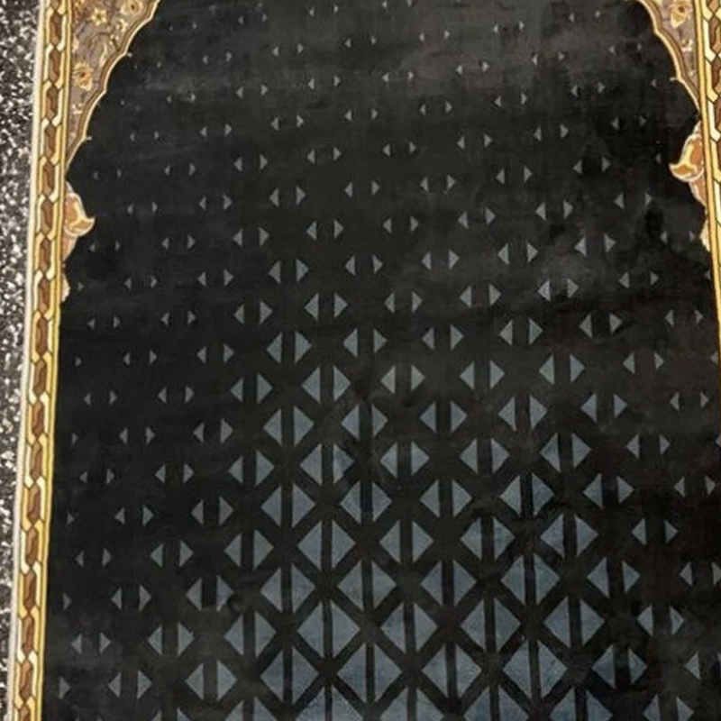 Tapis de prière noir et mosquée dorée