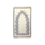 tapis de prièe de couleur beige avec des franges. Le tapis est décoré de tulipe bleu en forme de porte.