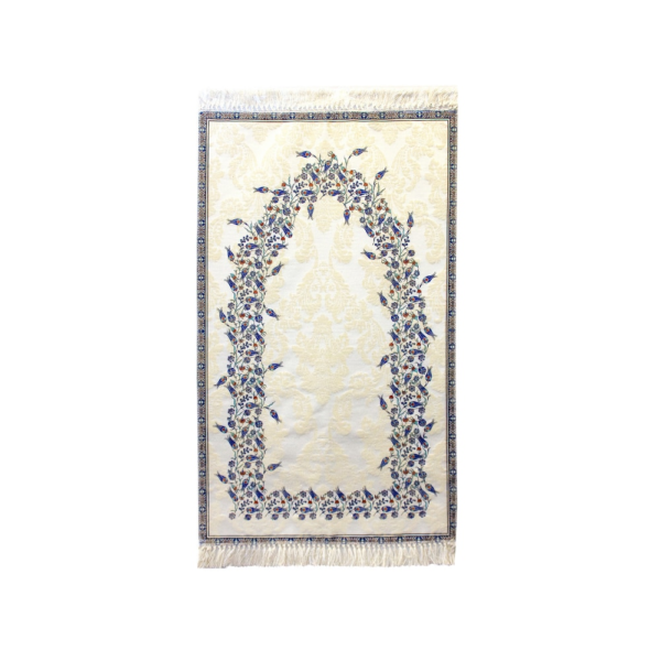 tapis de prièe de couleur beige avec des franges. Le tapis est décoré de tulipe bleu en forme de porte.
