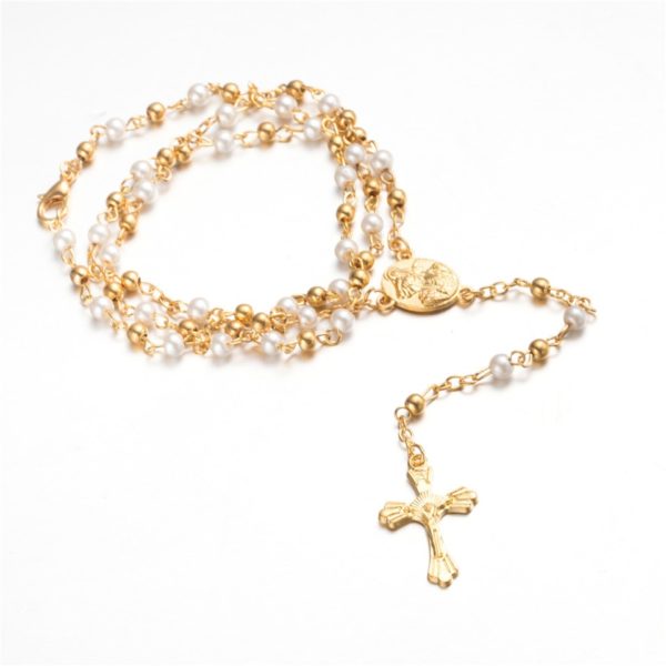 Chapelet catholique en métal à perles blanches et dorées.