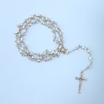 Chapelet catholique couleur argent. Les perles du chapelet sont gravées d'une croix.