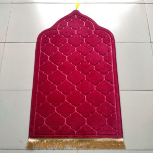 Tapis de prière rose fuchsia en forme de porte oriental. Le tissu est molletonné.