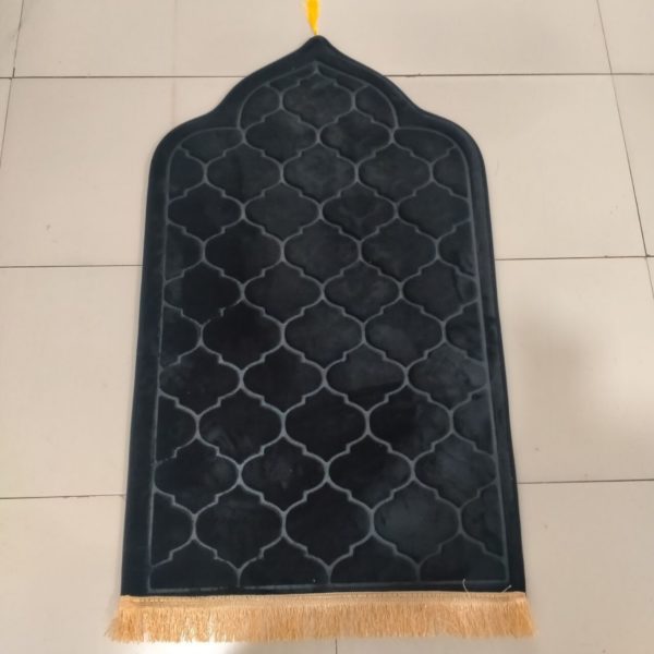 Tapis de prière noir en forme de porte oriental. Le tissu est molletonné avec des franges en bas et un pompons en haut.