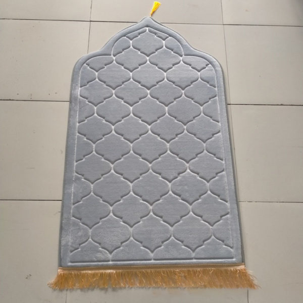 Tapis de prière gris en forme de porte oriental. Le tissu est molletonné avec des franges et un pompon