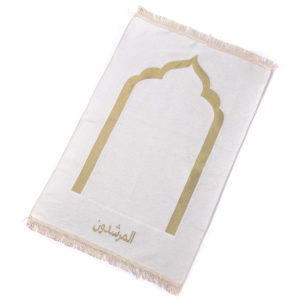 Tapis de prière blanc avec un motif de porte et une écriture en arabe doré.