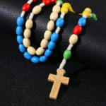 Chapelet catholique en perles de bois colorées