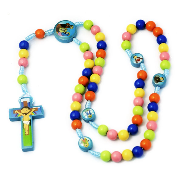 Chapelet catholique pour enfant avec des perles multicolores et des perles peintes d'images. Les perles sont en acrylique sur une chaine en corde avec une croix en bois peinte de jesus au bout