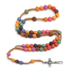 Chapelet catholique en corde avec des perles en plastiques taillées en forme de roses multicolores. Au bout du collier uen croix portant jesus argentee