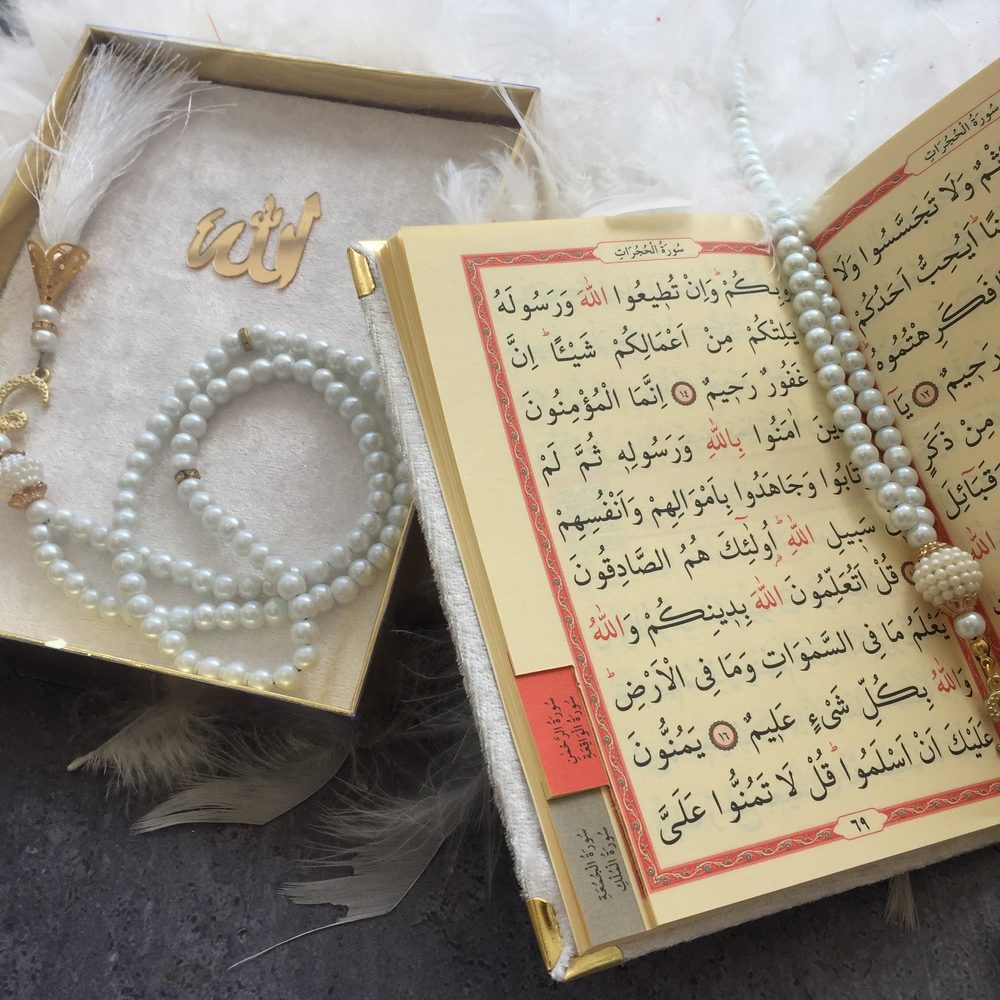 Superbe coffret comprenant un Coran format poche à la couverture en velours et un chapelet assorti de 99 perles