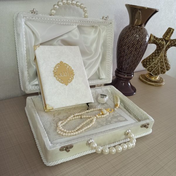 Magnifique valisette de luxe pour femme comprenant un tapis de prière, une boussole, un chapelet et un Coran en langue Arabe le tout d'un joli blanc et doré