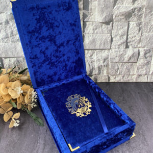 Superbe coffret en velours bleu comprenant un grand Coran en langue Arabe à la couverture reliée en velours bleue