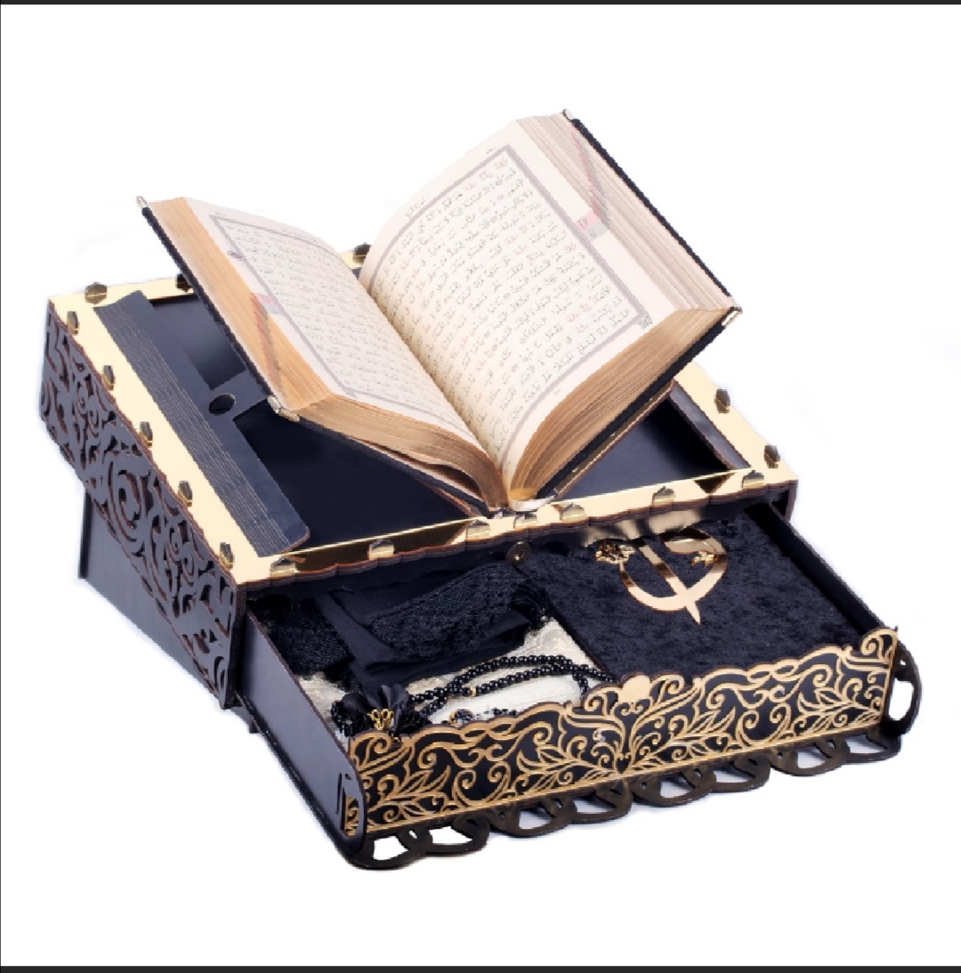 Magnifique coffret en bois sculpté renfermant un Coran, un tapis de prière, un châle et un chapelet