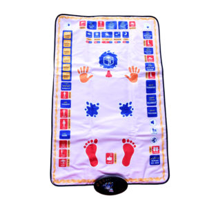 Tapis de prière interactif blanc avec 36 touches colorées tactiles reliées à un boitier pour apprendre la prière. L'emplacement de la tête, des pieds et des mains sont indiquée sur le tapis.