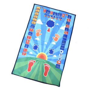 Tapis de prière interactif bleu avec un motif de colline allant vers le soleil. Le tapis a 36 touches colorées tactiles reliées à un boitier pour apprendre la prière. L'emplacement de la tête, des pieds et des mains sont indiquée sur le tapis.