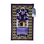 Tapis de prière interactif. Ce tapis est bleu marine avec un cadre à motifs jaune et un dessin de la Kaaba au milieu. Tapis interactif avec un boitier qui parle pour apprendre tous les temps de la prière. LE tapis indique ou placer sa tete, ses pieds et ses mains.