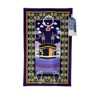 Tapis de prière interactif. Ce tapis est bleu marine avec un cadre à motifs jaune et un dessin de la Kaaba au milieu. Tapis interactif avec un boitier qui parle pour apprendre tous les temps de la prière. LE tapis indique ou placer sa tete, ses pieds et ses mains.