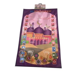 Tapis de prière interactif violet avec un motif de mosquée au bout d'une colline. Le tapis indique ou placer ses pieds, ses mains et sa tête. Les 36 ouches sont reliées au boitie pour apprendre tous les temps de la prière .