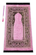 Tapis de prière rose à franges et motifs noir. Le tapis est fait en chenille. Accompagné d'un chapelet musulman