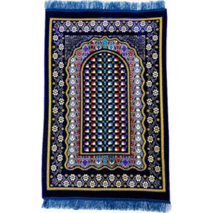 Tapis de prière en velours bleu avec des motifs à fleurs et un motif de vitrail au centre.