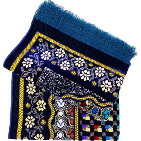 Tapis de prière bleu en velours à motifs