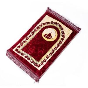 Tapis de prière rouge en velours molletonné. Le tapis présente un motif de mosquée dans un croissant de lune et des fleurs formant un arc.