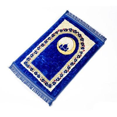 Tapis de prière bleu en velours molletoné. Le tapis présente un motif de mosquée dans un croissant de lune et des fleurs formant un arc.