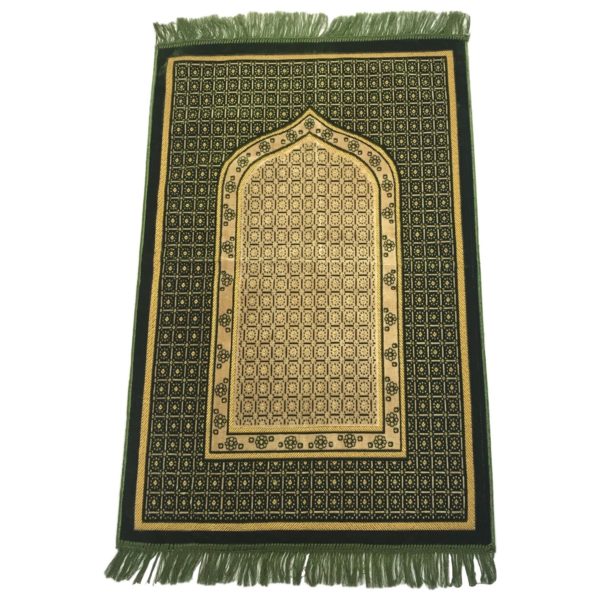 Tapis de prière vert tissé en velours avec des franges. Un tapis de style persan avec des motifs géométriques et une porte orientale.