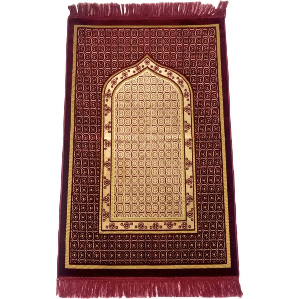 Tapis de prière tissé en velours rouge avec des franges. Un tapis de style persan avec des motifs géométriques et une porte orientale.