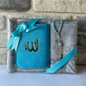Superbe coffret d'articles de prière bleu turquoise : Coran à la couverture en velours turquoise, chapelet nacré bleu et tapis de prière bleu, le tout soigneusement emballé dans un joli coffret transparent