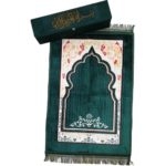 Superbe tapis de prière musulman épais en velours chenille. Tapis vert émeraude avec motifs orientaux beiges qui représentent une porte