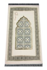 tapis de prière beige avec des motifs graphiques coloré. Un chapelet est posé sur le tapis.
