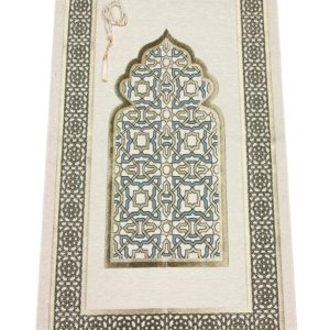tapis de prière beige avec des motifs graphiques coloré. Un chapelet est posé sur le tapis.