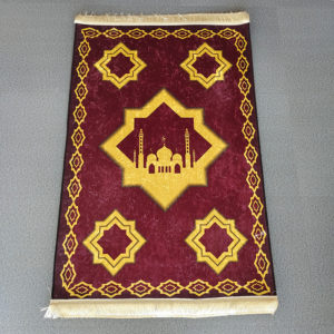 Tapis de prière en velours rouge à franges dorées. Le tapis est ornée de motifs d'étoiles à 8 branches avec une mosquée dans une étoile au centre.
