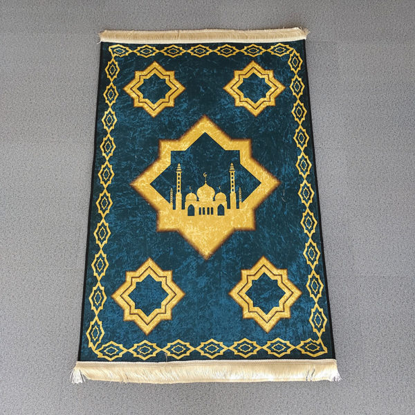 Tapis de prière en velours bleu à franges dorées. Le tapis est ornée d'étoiles à 8 branches avec une mosquée dans une étoile au centre.