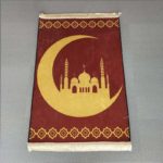 Tapis de prière rouge en velours antidérapant. Un tapis à frange avec un motif de mosquée dans un croissant de lune doré.