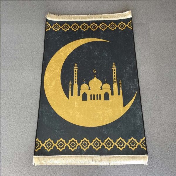 Tapis de prière noir et doré en velours antidérapant. Un tapis à frange, noir avec un motif de mosquée dans un croissant de lune doré.