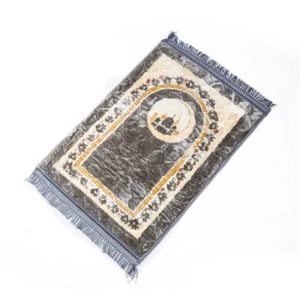 Tapis de prière gris en velours molletonné. Le tapis présente un motif de mosquée dans un croissant de lune et des fleurs formant un arc.
