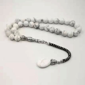 Superbe chapelet musulman fait de 33 perles pour pouvoir le porter au quotidien comme un bracelet. Les perles sont en turquoises blanches marbrées de noir et le bijou est unisexe, mixte.