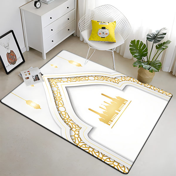 Superbe tapis de prière aux motifs dorés représentant une porte et une mosquée. Il se trouve dans une chambre près d'une commode blanche, d'une chaise et d'un pot de fleurs.