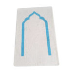 Très joli tapis de prière épais et à l'aspect moelleux. Liseret bleu ciel en forme de porte