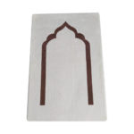 Très beau tapis blanc à l'aspect doux et épais avec un motif minimaliste en forme de porte marron