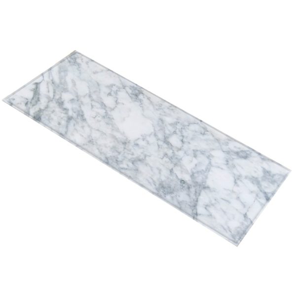 Un tapis rectangulaire est étendu sur un fond blanc. Il est décoré en imitation marbre blanc.