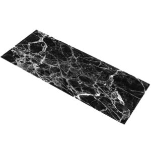 Un tapis rectangulaire est étendu sur un fond blanc. Il est décoré en imitation marbre noir à veines blanches.
